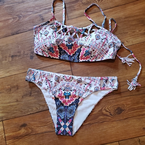 White Pattern Crisscross bikini - Picture 3 of 10